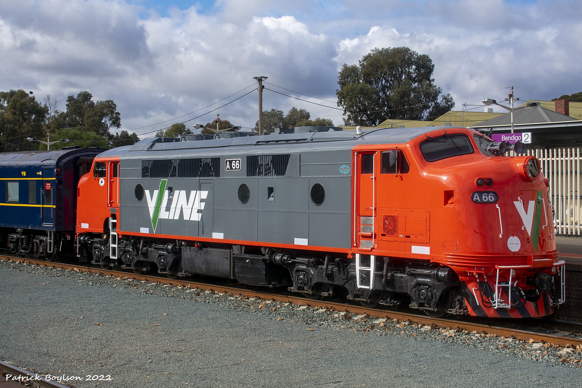 A V/Line locomotive at platform 2 of Bendigo station in 2022