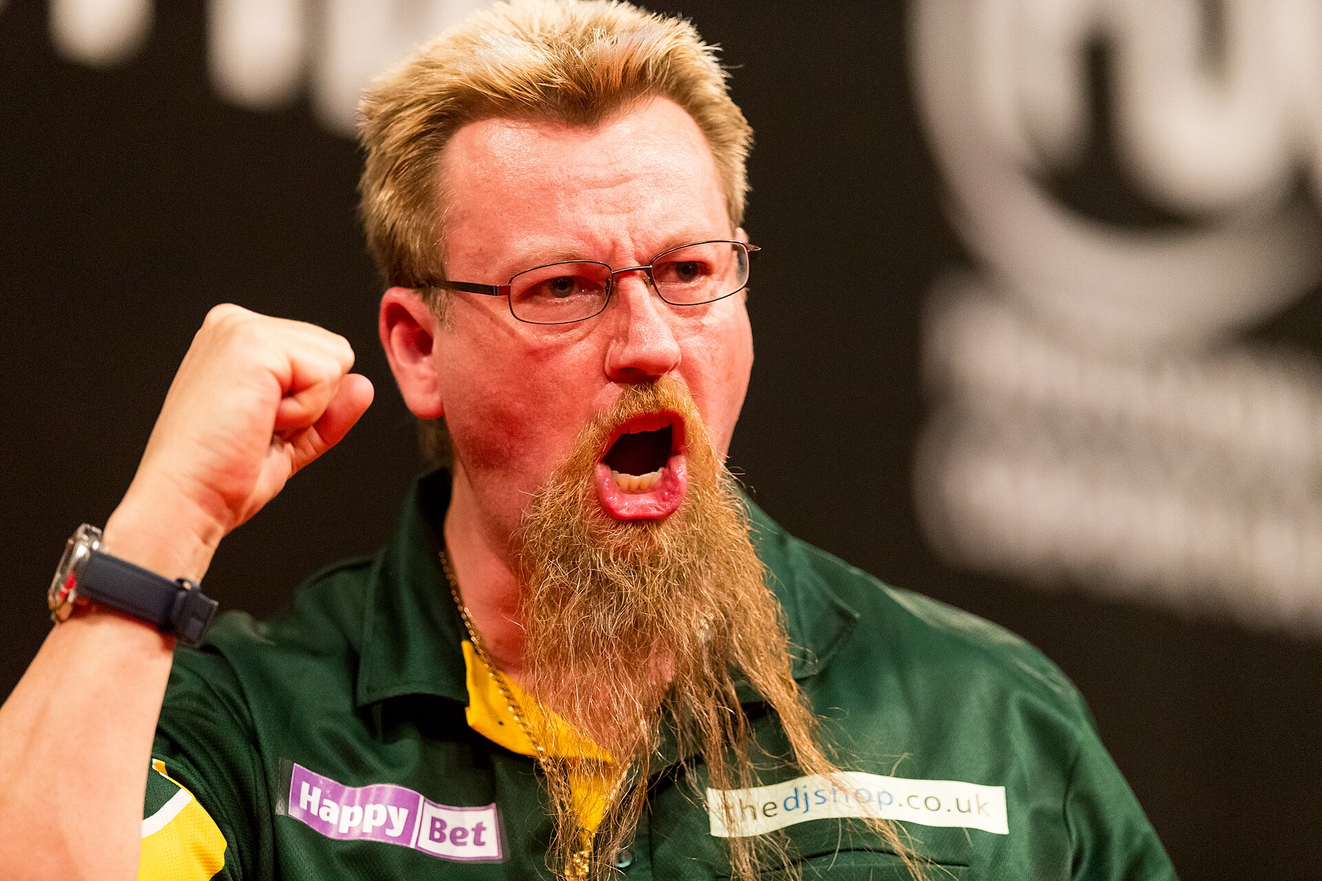 Simon Whitlock playing at the PDC German Darts Grand Prix in 2017