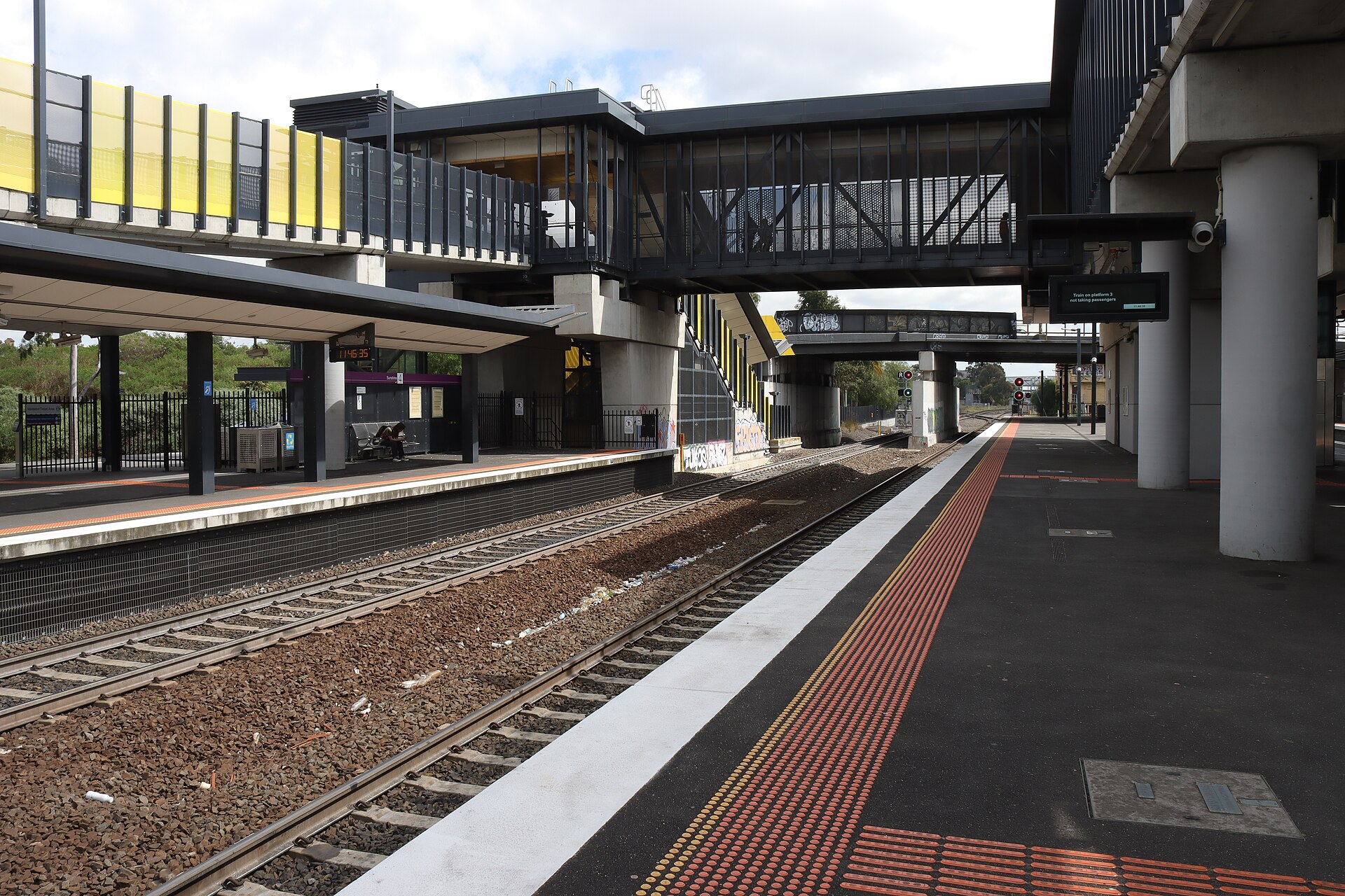 Platforms 3 and 4 at Sunshine railway station, looking north-west