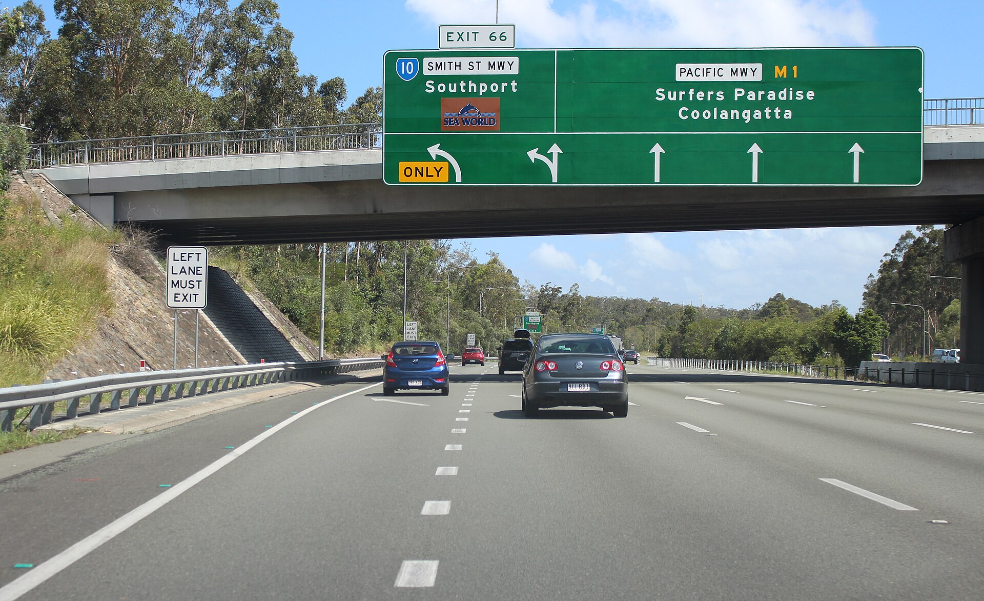 The Pacific Motorway southbound at the exit to the Smith Street Motorway (photographed in 2018)