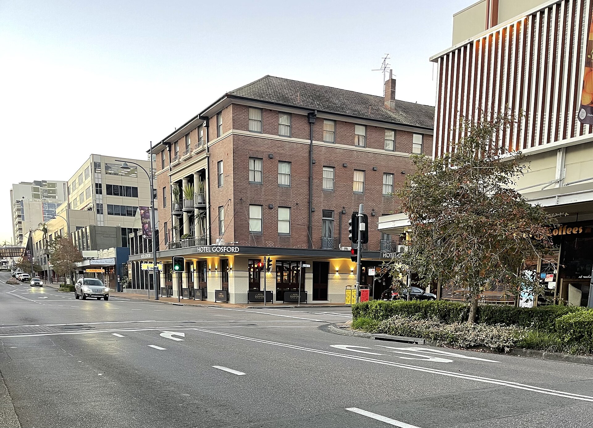 Mann Street in Gosford, facing towards Hotel Gosford