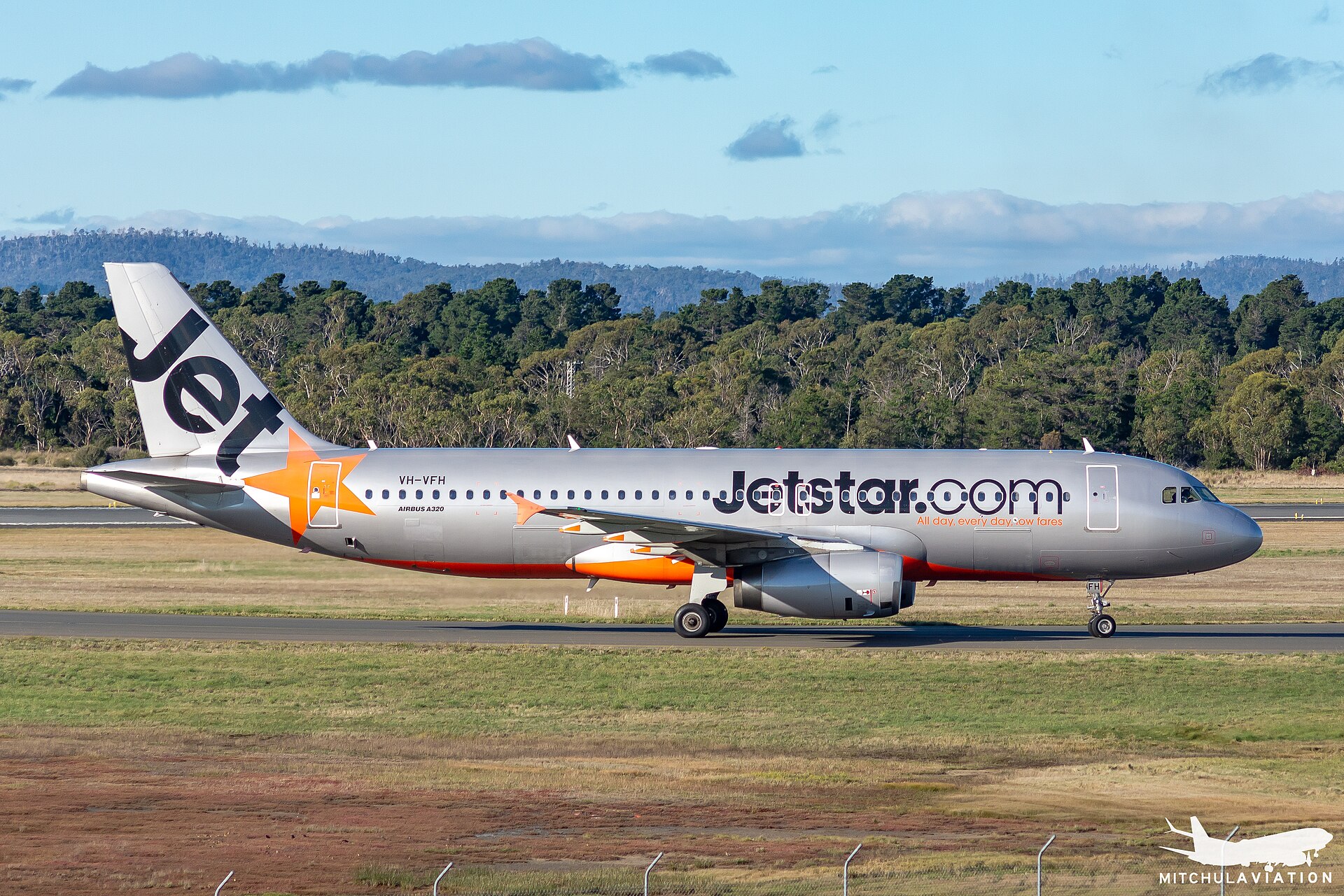 A Jetstar Airbus A320 at Hobart International Airport