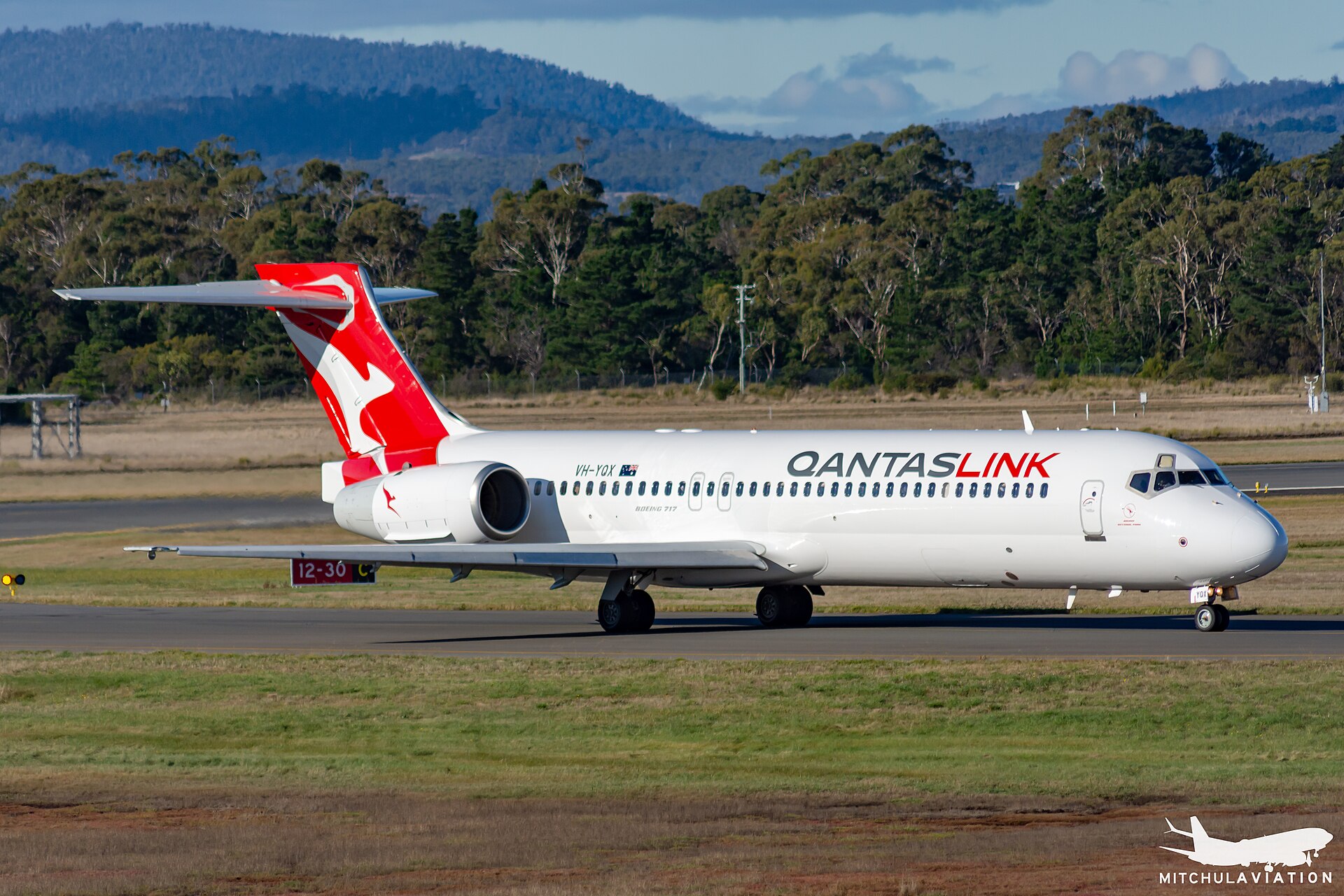 A QantasLink Boeing 717 at Hobart International Airport