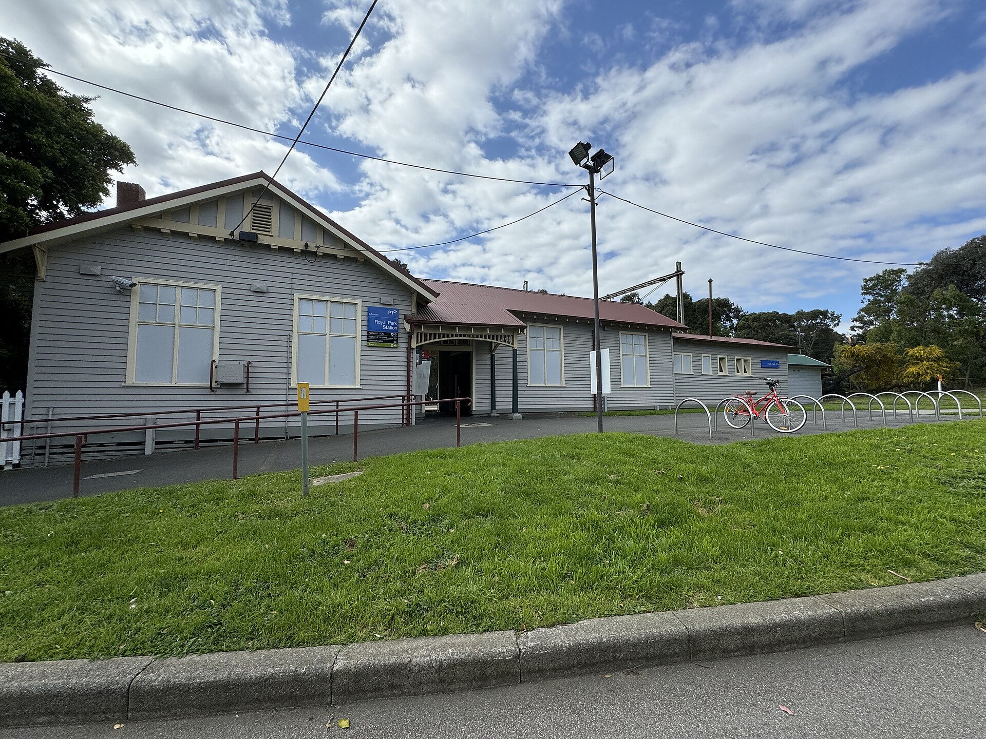 Royal Park station building and entrance to Platform 1