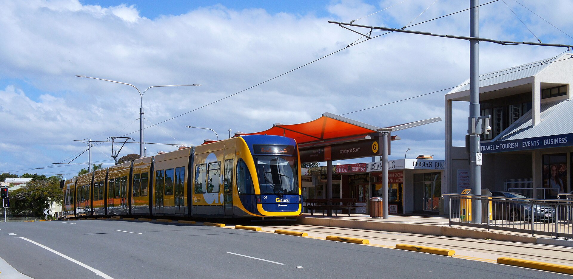 A G:link tram at Southport South station in 2014 (the hospital has its own station, which is not shown here)